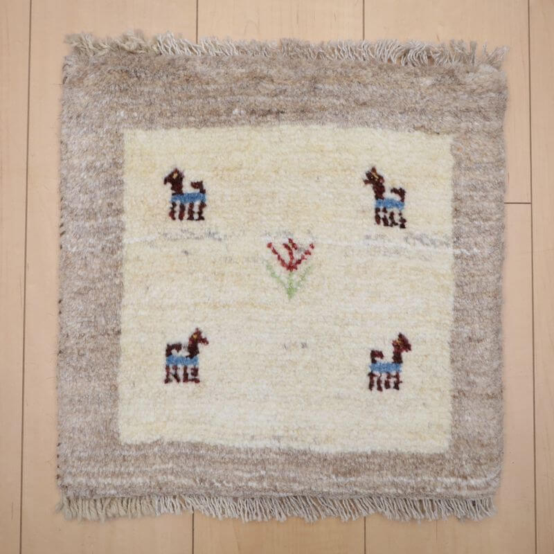 樂天商城 - ギャッベ イラン製 リビングサイズ 39×39cm 手織り 天然 ウール100% 長方形 草木染 おしゃれ かわいい モダン ナチュラル 北欧 ラグ 絨毯 マット ラグマット カーペット ギャベ 床暖房対応 ホットカーペット対応 （BP-13005）