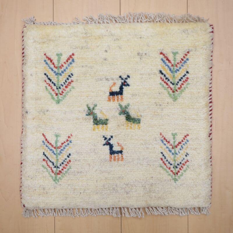 樂天商城 - ギャッベ イラン製 リビングサイズ 42×43cm 手織り 天然 ウール100% 長方形 草木染 おしゃれ かわいい モダン ナチュラル 北欧 ラグ 絨毯 マット ラグマット カーペット ギャベ 床暖房対応 ホットカーペット対応 （BP-13006）