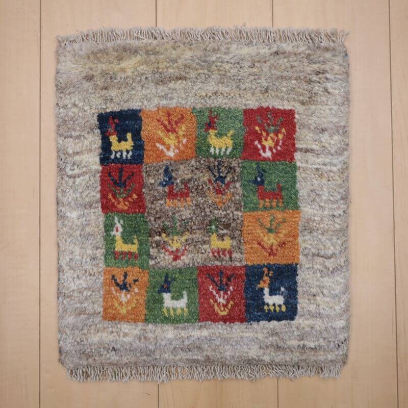 樂天商城 - ギャッベ イラン製 リビングサイズ 41×37cm 手織り 天然 ウール100% 長方形 草木染 おしゃれ かわいい モダン ナチュラル 北欧 ラグ 絨毯 マット ラグマット カーペット ギャベ 床暖房対応 ホットカーペット対応 （BP-13008）