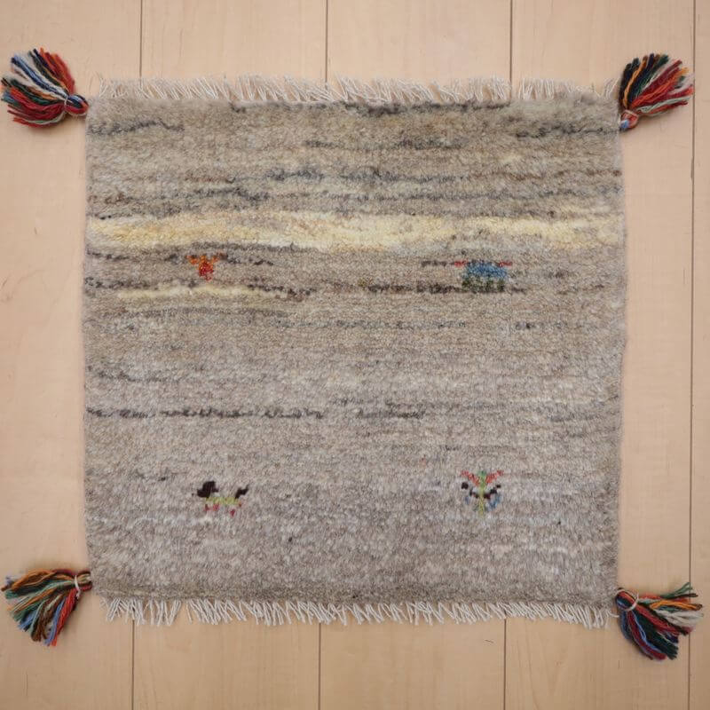 樂天商城 - ギャッベ イラン製 リビングサイズ 40×43cm 手織り 天然 ウール100% 長方形 草木染 おしゃれ かわいい モダン ナチュラル 北欧 ラグ 絨毯 マット ラグマット カーペット ギャベ 床暖房対応 ホットカーペット対応 （BP-13011）