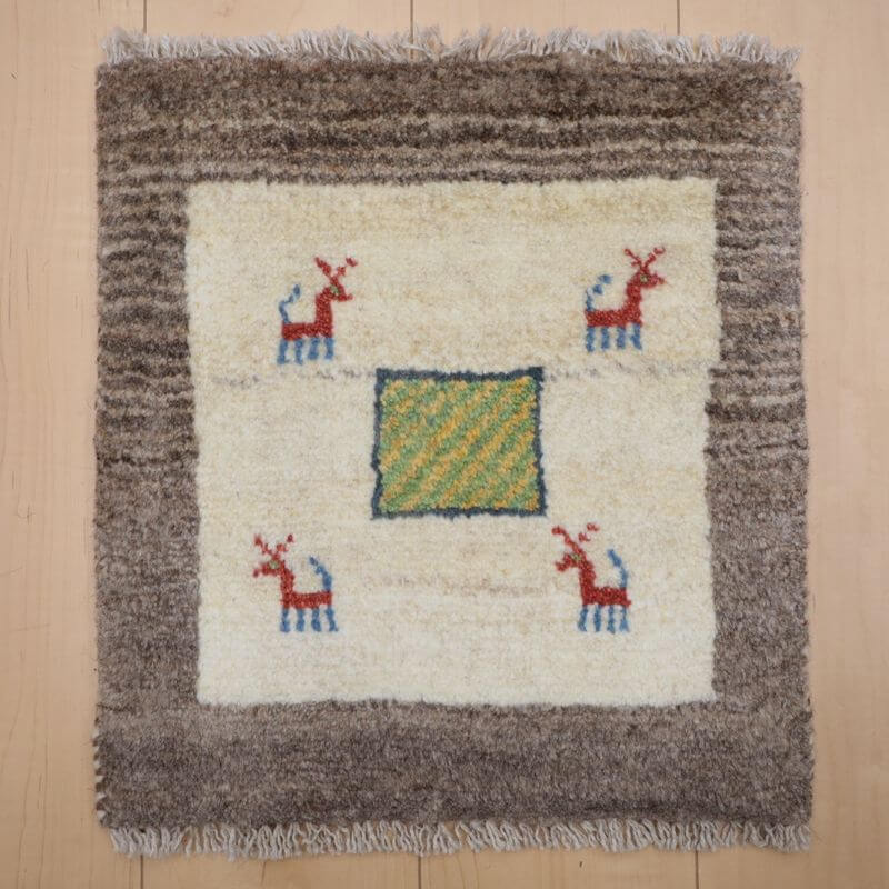 樂天商城 - ギャッベ イラン製 リビングサイズ 42×39cm 手織り 天然 ウール100% 長方形 草木染 おしゃれ かわいい モダン ナチュラル 北欧 ラグ 絨毯 マット ラグマット カーペット ギャベ 床暖房対応 ホットカーペット対応 （BP-13018）