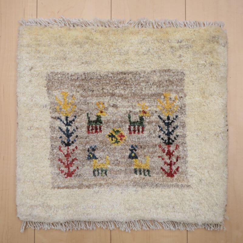 樂天商城 - ギャッベ イラン製 リビングサイズ 39×42cm 手織り 天然 ウール100% 長方形 草木染 おしゃれ かわいい モダン ナチュラル 北欧 ラグ 絨毯 マット ラグマット カーペット ギャベ 床暖房対応 ホットカーペット対応 （BP-13019）