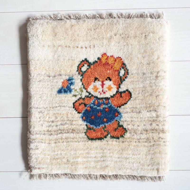 樂天商城 - ギャッベ イラン製 リビングサイズ 43×39cm 手織り 天然 ウール100% 長方形 草木染 おしゃれ かわいい モダン ナチュラル 北欧 ラグ 絨毯 マット ラグマット カーペット ギャベ 床暖房対応 ホットカーペット対応 （BP-13047）