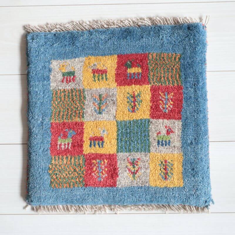 樂天商城 - ギャッベ イラン製 リビングサイズ 38×39cm 手織り 天然 ウール100% 長方形 草木染 おしゃれ かわいい モダン ナチュラル 北欧 ラグ 絨毯 マット ラグマット カーペット ギャベ 床暖房対応 ホットカーペット対応 （BP-13049）