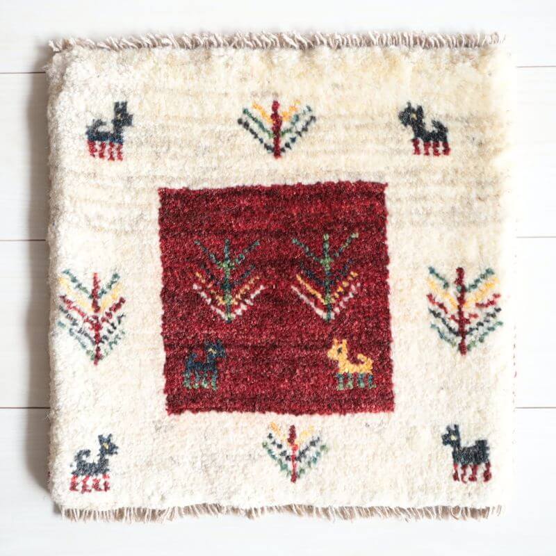 樂天商城 - ギャッベ イラン製 リビングサイズ 40×41cm 手織り 天然 ウール100% 長方形 草木染 おしゃれ かわいい モダン ナチュラル 北欧 ラグ 絨毯 マット ラグマット カーペット ギャベ 床暖房対応 ホットカーペット対応 （BP-13050）