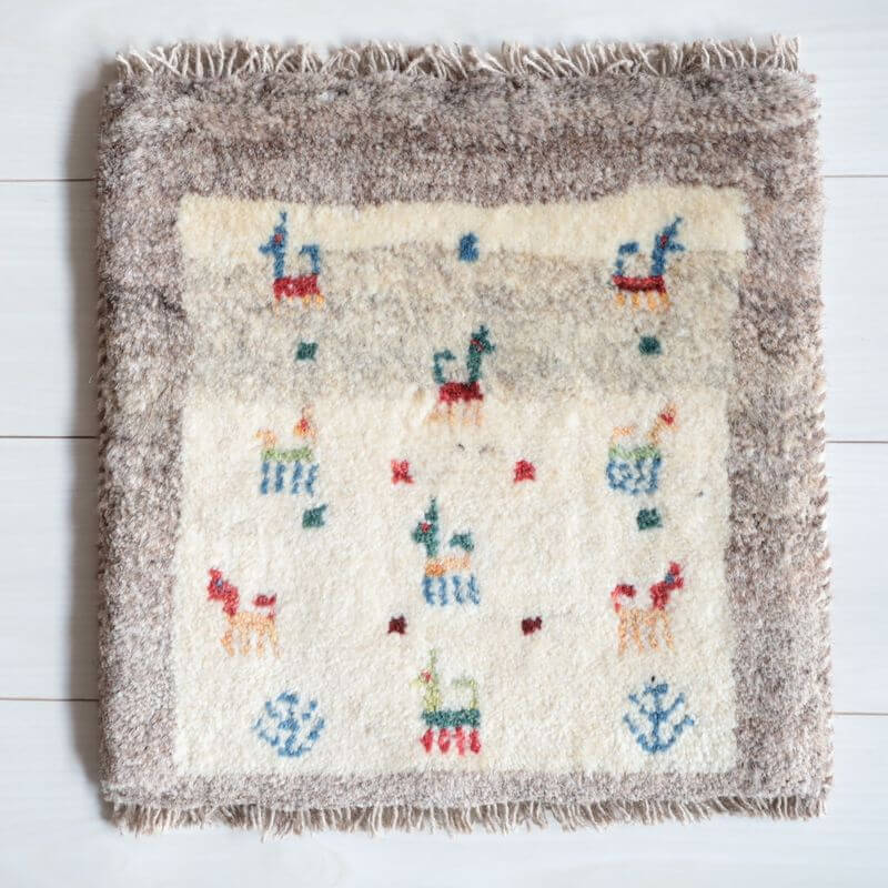 樂天商城 - ギャッベ イラン製 リビングサイズ 41×41cm 手織り 天然 ウール100% 長方形 草木染 おしゃれ かわいい モダン ナチュラル 北欧 ラグ 絨毯 マット ラグマット カーペット ギャベ 床暖房対応 ホットカーペット対応 （BP-13051）