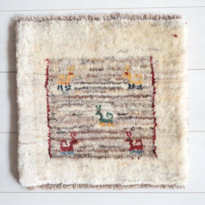 樂天商城 - ギャッベ イラン製 リビングサイズ 40×41cm 手織り 天然 ウール100% 長方形 草木染 おしゃれ かわいい モダン ナチュラル 北欧 ラグ 絨毯 マット ラグマット カーペット ギャベ 床暖房対応 ホットカーペット対応 （BP-13054）
