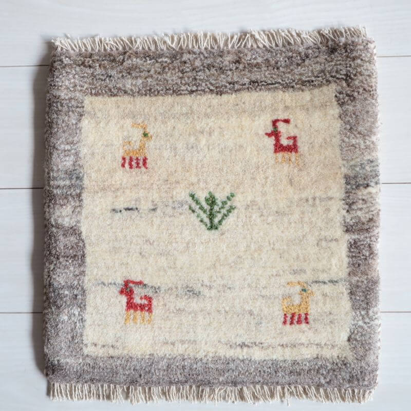 樂天商城 - ギャッベ イラン製 リビングサイズ 40×40cm 手織り 天然 ウール100% 長方形 草木染 おしゃれ かわいい モダン ナチュラル 北欧 ラグ 絨毯 マット ラグマット カーペット ギャベ 床暖房対応 ホットカーペット対応 （BP-13056）