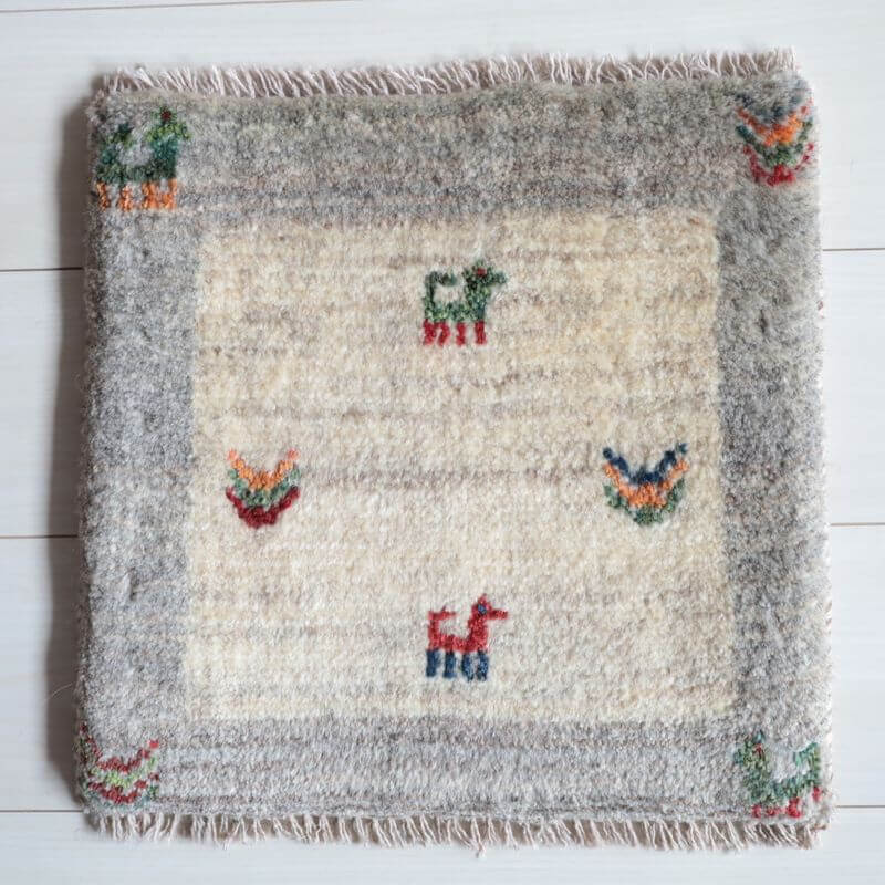 樂天商城 - ギャッベ イラン製 リビングサイズ 40×41cm 手織り 天然 ウール100% 長方形 草木染 おしゃれ かわいい モダン ナチュラル 北欧 ラグ 絨毯 マット ラグマット カーペット ギャベ 床暖房対応 ホットカーペット対応 （BP-13057）