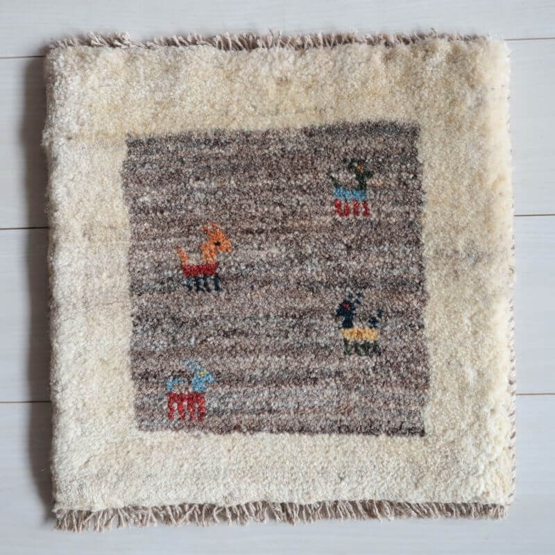 樂天商城 - ギャッベ イラン製 リビングサイズ 39×39cm 手織り 天然 ウール100% 長方形 草木染 おしゃれ かわいい モダン ナチュラル 北欧 ラグ 絨毯 マット ラグマット カーペット ギャベ 床暖房対応 ホットカーペット対応 （BP-13059）