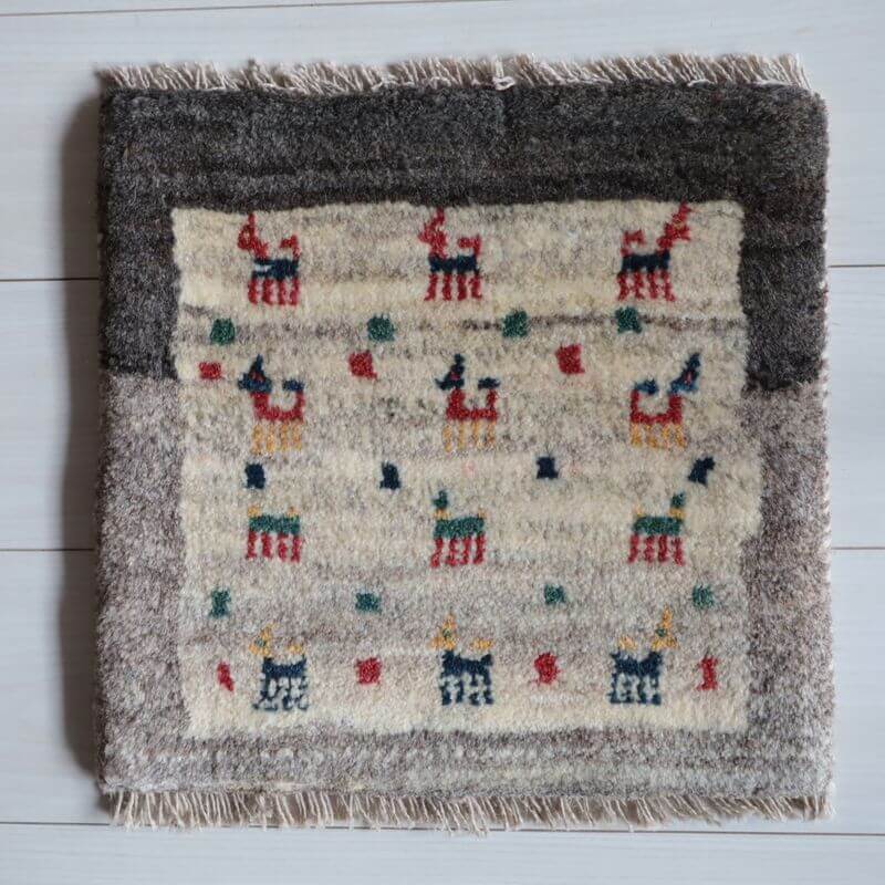 樂天商城 - ギャッベ イラン製 リビングサイズ 38×40cm 手織り 天然 ウール100% 長方形 草木染 おしゃれ かわいい モダン ナチュラル 北欧 ラグ 絨毯 マット ラグマット カーペット ギャベ 床暖房対応 ホットカーペット対応 （BP-13060）