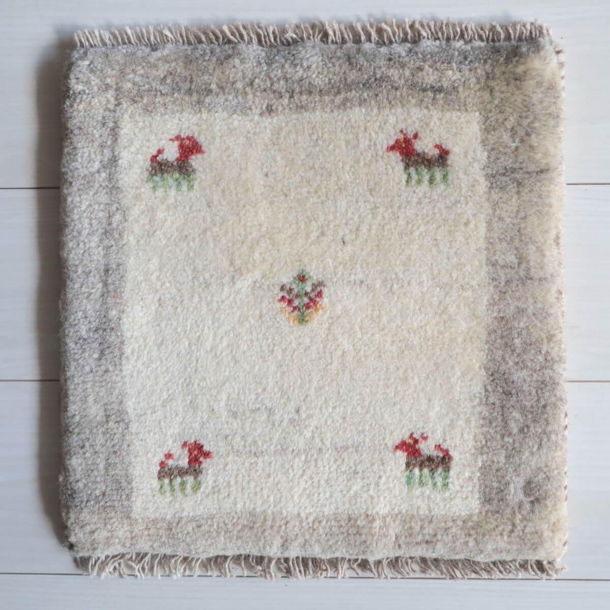 樂天商城 - ギャッベ イラン製 リビングサイズ 39×39cm 手織り 天然 ウール100% 長方形 草木染 おしゃれ かわいい モダン ナチュラル 北欧 ラグ 絨毯 マット ラグマット カーペット ギャベ 床暖房対応 ホットカーペット対応 （BP-13064）