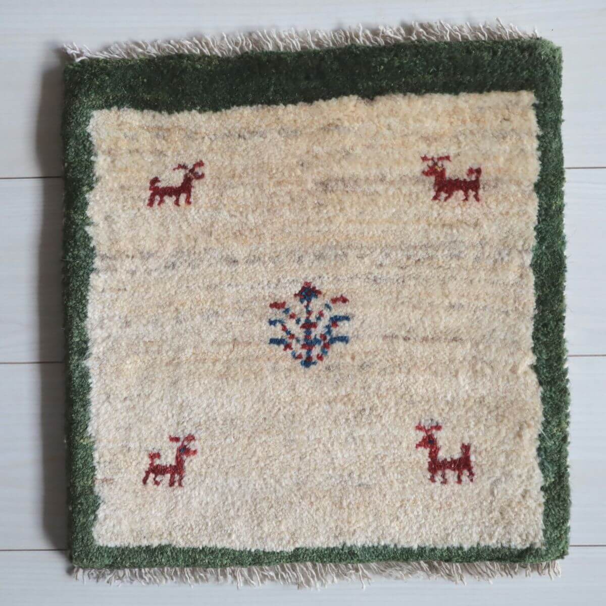 樂天商城 - ギャッベ イラン製 リビングサイズ 41×40cm 手織り 天然 ウール100% 長方形 草木染 おしゃれ かわいい モダン ナチュラル 北欧 ラグ 絨毯 マット ラグマット カーペット ギャベ 床暖房対応 ホットカーペット対応 （BP-13065）