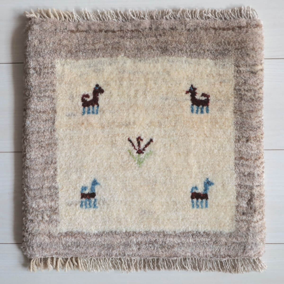 樂天商城 - ギャッベ イラン製 リビングサイズ 39×39cm 手織り 天然 ウール100% 長方形 草木染 おしゃれ かわいい モダン ナチュラル 北欧 ラグ 絨毯 マット ラグマット カーペット ギャベ 床暖房対応 ホットカーペット対応 （BP-13069）