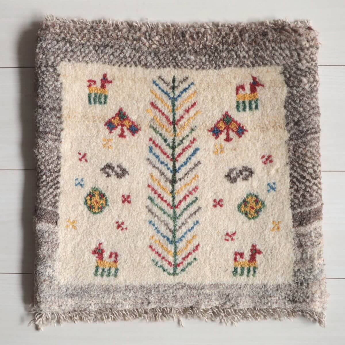 樂天商城 - ギャッベ イラン製 リビングサイズ 40×41cm 手織り 天然 ウール100% 長方形 草木染 おしゃれ かわいい モダン ナチュラル 北欧 ラグ 絨毯 マット ラグマット カーペット ギャベ 床暖房対応 ホットカーペット対応 （BP-13073）