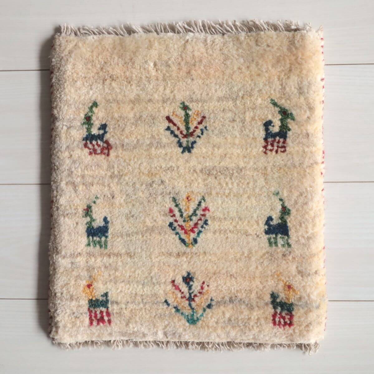 樂天商城 - ギャッベ イラン製 リビングサイズ 39×35cm 手織り 天然 ウール100% 長方形 草木染 おしゃれ かわいい モダン ナチュラル 北欧 ラグ 絨毯 マット ラグマット カーペット ギャベ 床暖房対応 ホットカーペット対応 （BP-13074）
