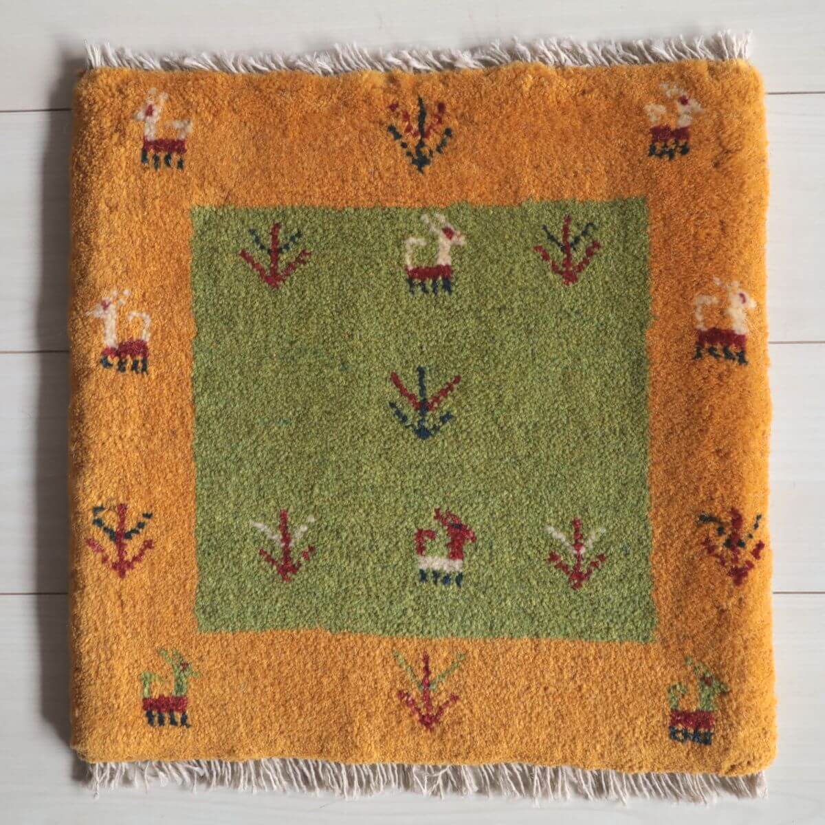 樂天商城 - ギャッベ イラン製 リビングサイズ 42×43cm 手織り 天然 ウール100% 長方形 草木染 おしゃれ かわいい モダン ナチュラル 北欧 ラグ 絨毯 マット ラグマット カーペット ギャベ 床暖房対応 ホットカーペット対応 （BP-13076）
