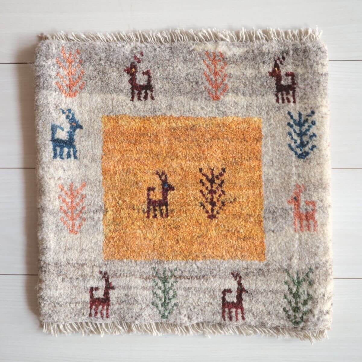樂天商城 - ギャッベ イラン製 リビングサイズ 39×41cm 手織り 天然 ウール100% 長方形 草木染 おしゃれ かわいい モダン ナチュラル 北欧 ラグ 絨毯 マット ラグマット カーペット ギャベ 床暖房対応 ホットカーペット対応 （BP-13079）