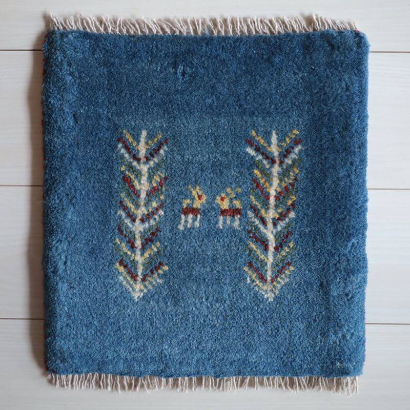 樂天商城 - ギャッベ イラン製 リビングサイズ 38×36cm 手織り 天然 ウール100% 長方形 草木染 おしゃれ かわいい モダン ナチュラル 北欧 ラグ 絨毯 マット ラグマット カーペット ギャベ 床暖房対応 ホットカーペット対応 （BP-13082）