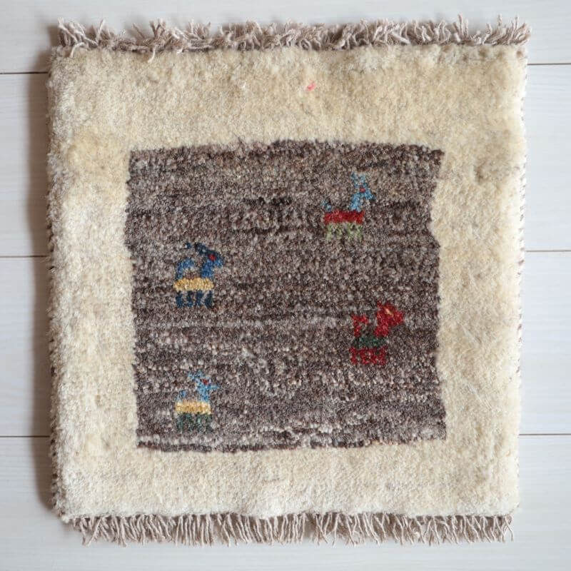 樂天商城 - ギャッベ イラン製 リビングサイズ 39×39cm 手織り 天然 ウール100% 長方形 草木染 おしゃれ かわいい モダン ナチュラル 北欧 ラグ 絨毯 マット ラグマット カーペット ギャベ 床暖房対応 ホットカーペット対応 （BP-13085）