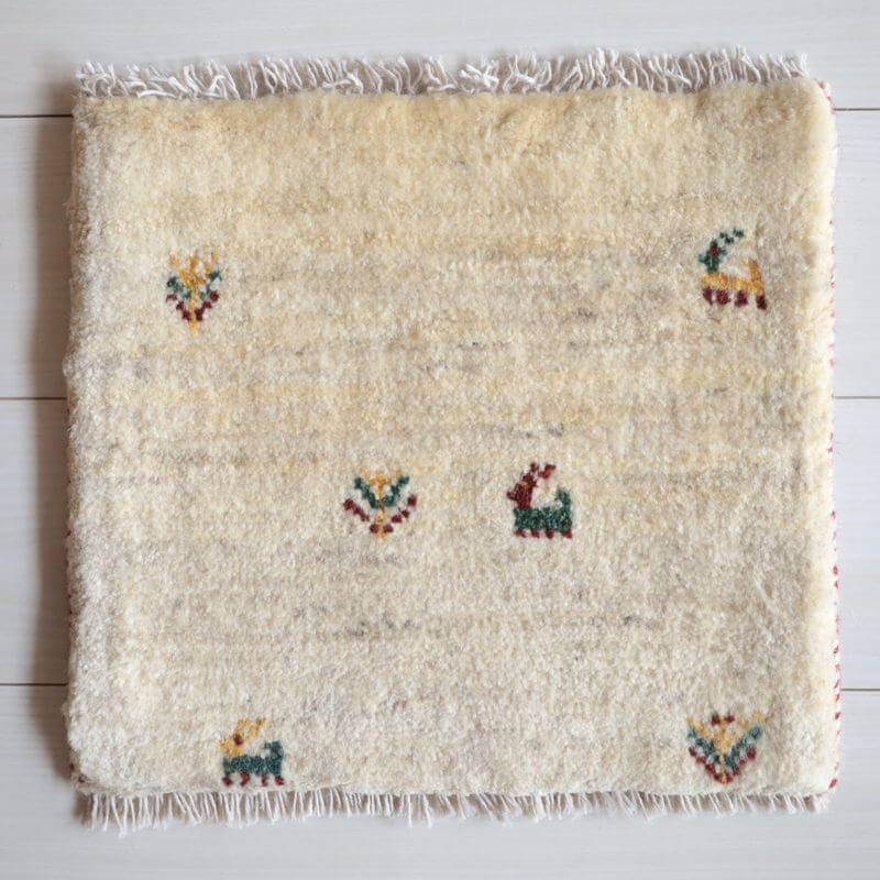 樂天商城 - ギャッベ イラン製 リビングサイズ 36×40cm 手織り 天然 ウール100% 長方形 草木染 おしゃれ かわいい モダン ナチュラル 北欧 ラグ 絨毯 マット ラグマット カーペット ギャベ 床暖房対応 ホットカーペット対応 （BP-13087）