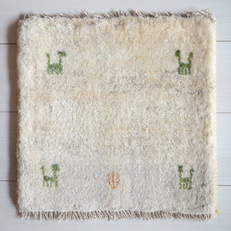 樂天商城 - ギャッベ イラン製 リビングサイズ 41×42cm 手織り 天然 ウール100% 長方形 草木染 おしゃれ かわいい モダン ナチュラル 北欧 ラグ 絨毯 マット ラグマット カーペット ギャベ 床暖房対応 ホットカーペット対応 （BP-13088）