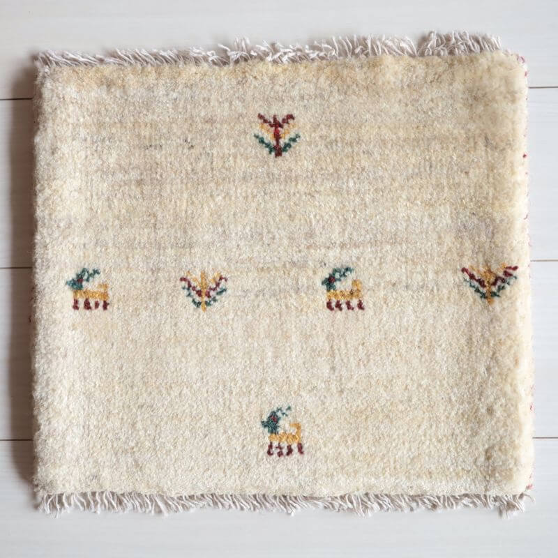 樂天商城 - ギャッベ イラン製 リビングサイズ 38×43cm 手織り 天然 ウール100% 長方形 草木染 おしゃれ かわいい モダン ナチュラル 北欧 ラグ 絨毯 マット ラグマット カーペット ギャベ 床暖房対応 ホットカーペット対応 （BP-13093）