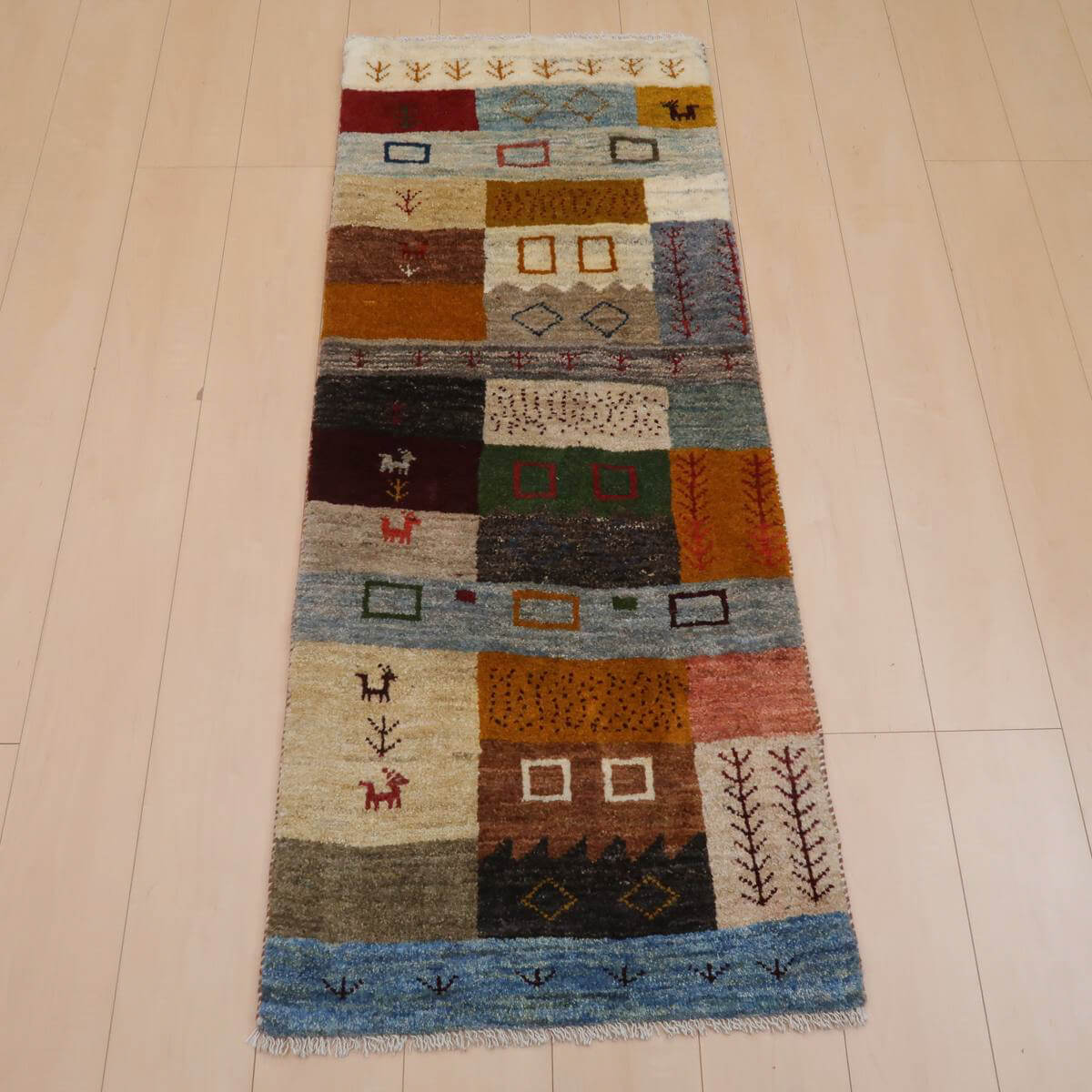 樂天商城 - ギャッベ イラン製 リビングサイズ 150×63cm 手織り 天然 ウール100% 長方形 草木染 おしゃれ かわいい モダン ナチュラル 北欧 ラグ 絨毯 マット ラグマット ギャベ 床暖房対応 ホットカーペット対応 （BR-11663）