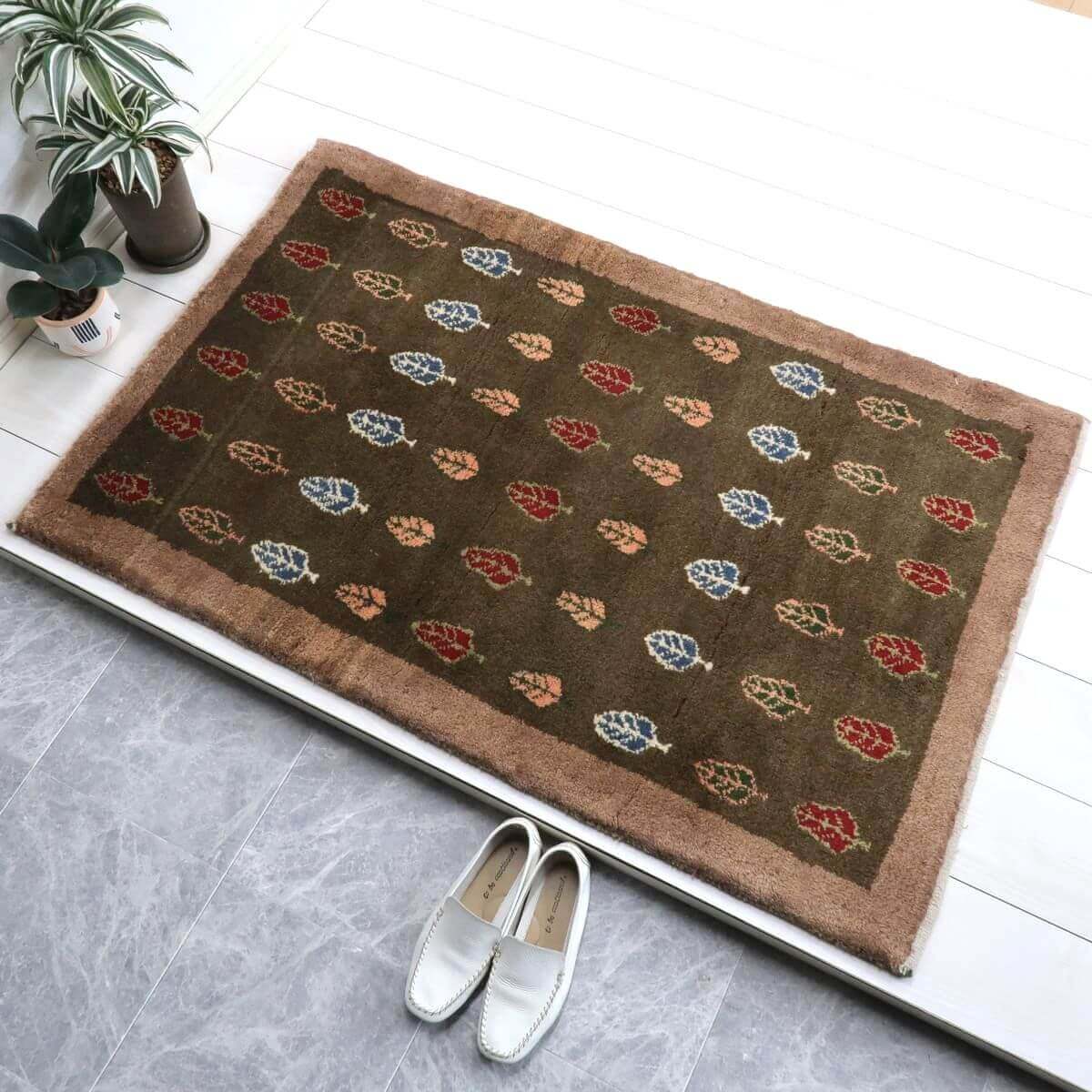 ギャッベ イラン製 リビングサイズ 129×81cm 手織り 天然 ウール100% 長方形 草木染 おしゃれ かわいい モダン ナチュラル 北欧 ラグ 絨毯 マット ラグマット ギャベ 床暖房対応 ホットカーペット対応 （BS-11449）