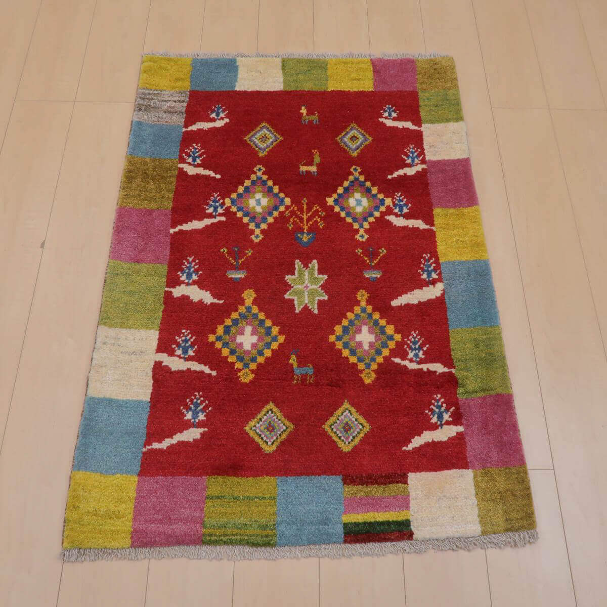 樂天商城 - ギャッベ イラン製 リビングサイズ 121×86cm 手織り 天然 ウール100% 長方形 草木染 おしゃれ かわいい モダン ナチュラル 北欧 ラグ 絨毯 マット ラグマット ギャベ 床暖房対応 ホットカーペット対応 （BS-11651）