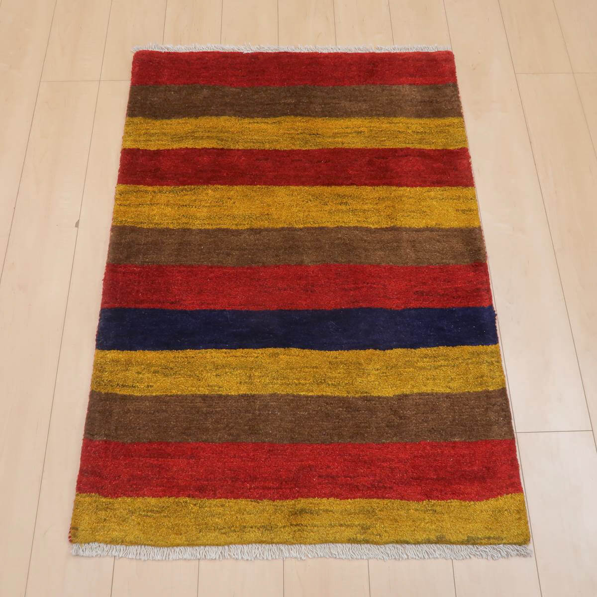 樂天商城 - ギャッベ イラン製 リビングサイズ 118×83cm 手織り 天然 ウール100% 長方形 草木染 おしゃれ かわいい モダン ナチュラル 北欧 ラグ 絨毯 マット ラグマット ギャベ 床暖房対応 ホットカーペット対応 （BS-11653）
