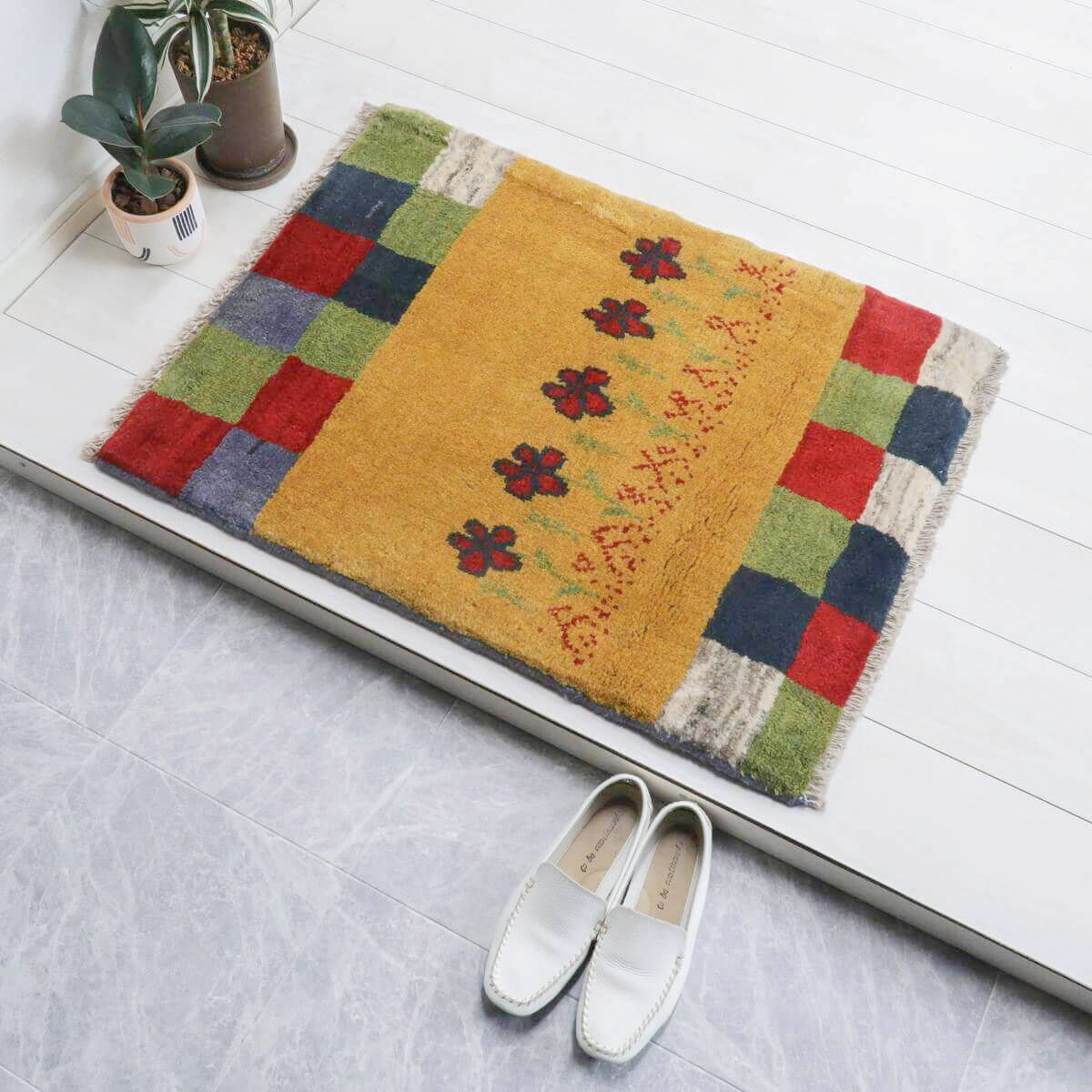樂天商城 - ギャッベ イラン製 86×60cm 玄関サイズ ウール100% 本物 イラン直輸入 手織り長方形 草木染 おしゃれ かわいい ポップ ナチュラル 北欧 ラグ デスク 絨毯 マット ラグマット ギャベ 子供部屋 80 60 ミニサイズ コンパクトサイズ お花（BSS-11554）