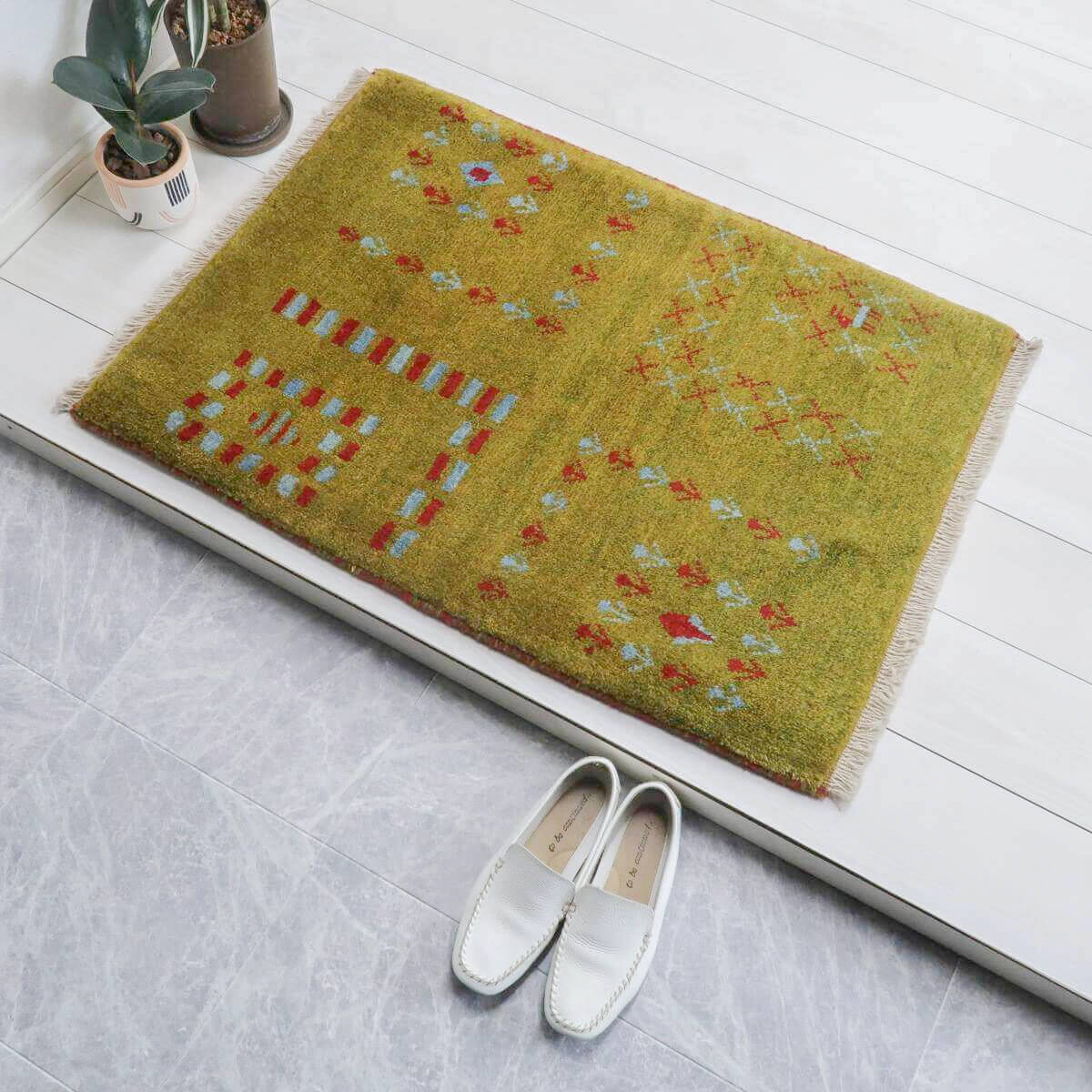樂天商城 - ギャッベ イラン製 92×66cm 玄関サイズ アクセントギャッベ ウール100% 本物 手織り 天然羊毛 草木染 おしゃれ かわいい モダン ナチュラル 北欧 ラグ 絨毯 マット ラグマット ギャベ イエローグリーン ピスタチオグリーン 90 60 （BSS-11555）