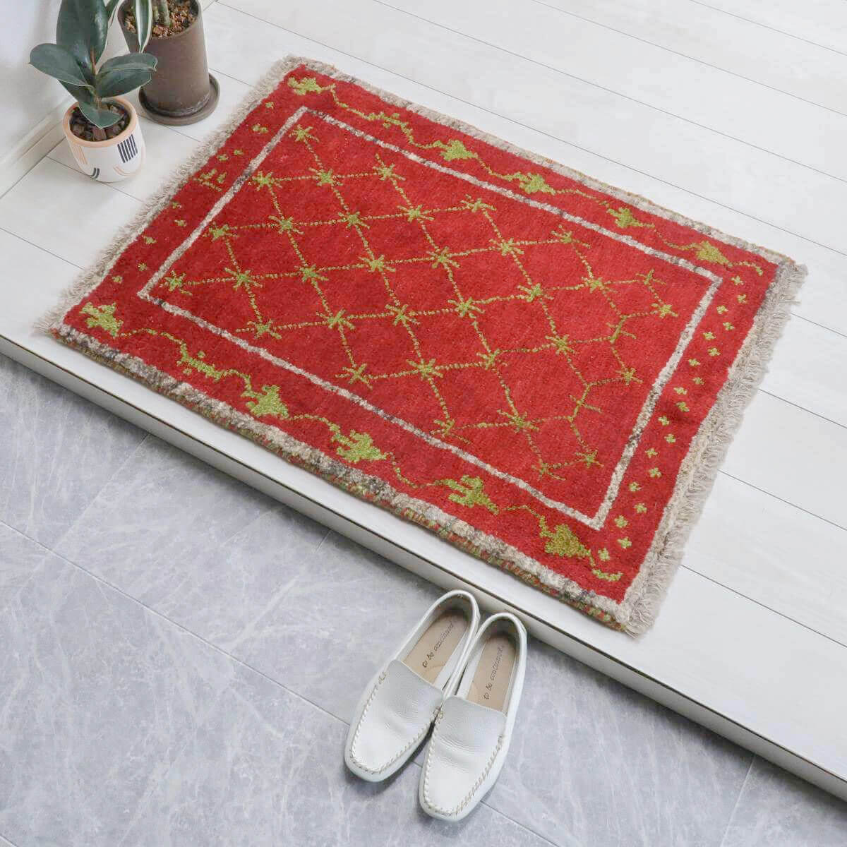 ギャッベ イラン製 89×67cm 玄関サイズ アクセントラグ ウール100% 本物 イラン直輸入 手織り 天然素材 草木染 おしゃれ かわいい レトロ風 北欧 ラグ 絨毯 マット ラグマット ギャベ 90 70 60 （BSS-11557）