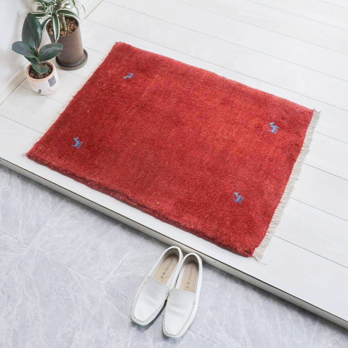 樂天商城 - ギャッベ イラン製 85×65cm ウール100% 玄関サイズ 本物 高品質 上質なウール 手織り 草木染 おしゃれ かわいい モダン ナチュラル シンプル ラグマット 北欧 ラグ 絨毯 マット ギャベ 80 60 動物 ミニラグ インテリア（BSS-11559）