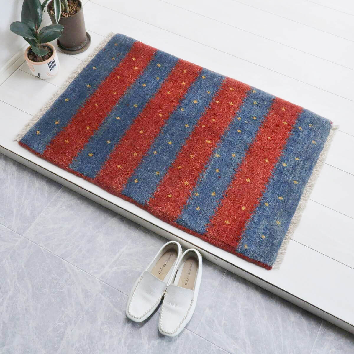 樂天商城 - ギャッベ イラン製 91×61cm 玄関サイズ アクセントラグ ウール100% 本物 イラン直輸入 手織り 羊毛 草木染 おしゃれ かわいい モダン ナチュラル 北欧 ラグ 絨毯 マット ラグマット ギャベ 玄関マット キャンプマット 90 60 （BSS-11560）
