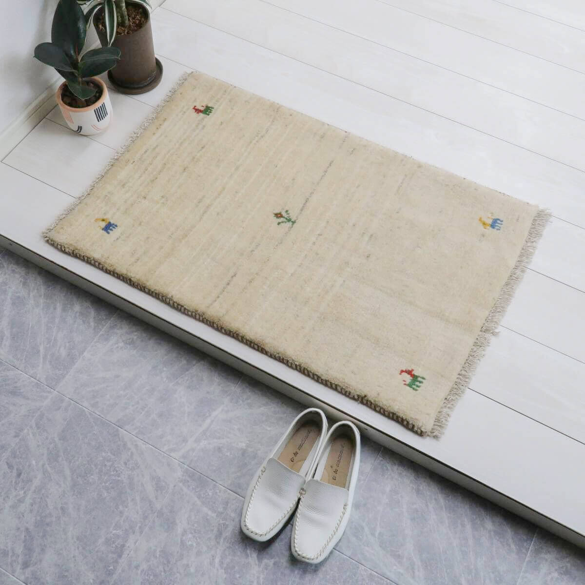 樂天商城 - ギャッベ イラン製 86×58cm 玄関サイズ ウール100% 手織り 本物 高級感 草木染 おしゃれ かわいい ナチュラル シンプル 北欧 ラグ 絨毯 マット ラグマット デスク下 ギャベ 動物 植物 80 60 ミニサイズ（BSS-11563）