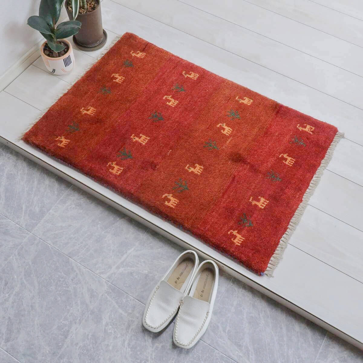 樂天商城 - ギャッベ イラン製 89×61cm 玄関サイズ アクセントラグ ウール100% 本物 イラン直輸入 手織り 動物 植物 90 60 天然素材 草木染め おしゃれ モダン ナチュラル 北欧 ラグ 絨毯 マット ラグマット ギャベ 赤 朱色 オレンジ（BSS-11564）