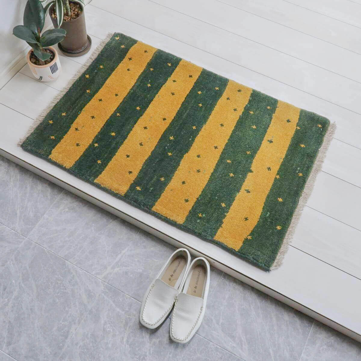 樂天商城 - ギャッベ イラン製 88×61cm 玄関サイズ ウール100% 本物 イラン直輸入 手織り 天然素材 草木染め 動物 植物 アクセントギャッベ インテリア小物 80 60 おしゃれ シンプル モダン ナチュラル 北欧 ラグ 絨毯 マット ラグマット ギャベ （BSS-11568）