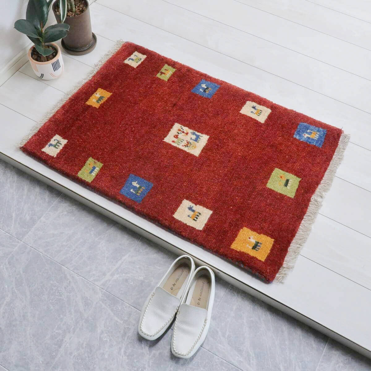 樂天商城 - ギャッベ イラン製 89×63cm 玄関サイズ アクセントラグ ウール100% 本物 イラン直輸入 手織り 草木染め 動物 植物 飾れるギャッベ 壁掛けギャべ 80 60 キッチンマット かわいい モダン ペルシャ ラグ 絨毯 マット ギャベ （BSS-11569）