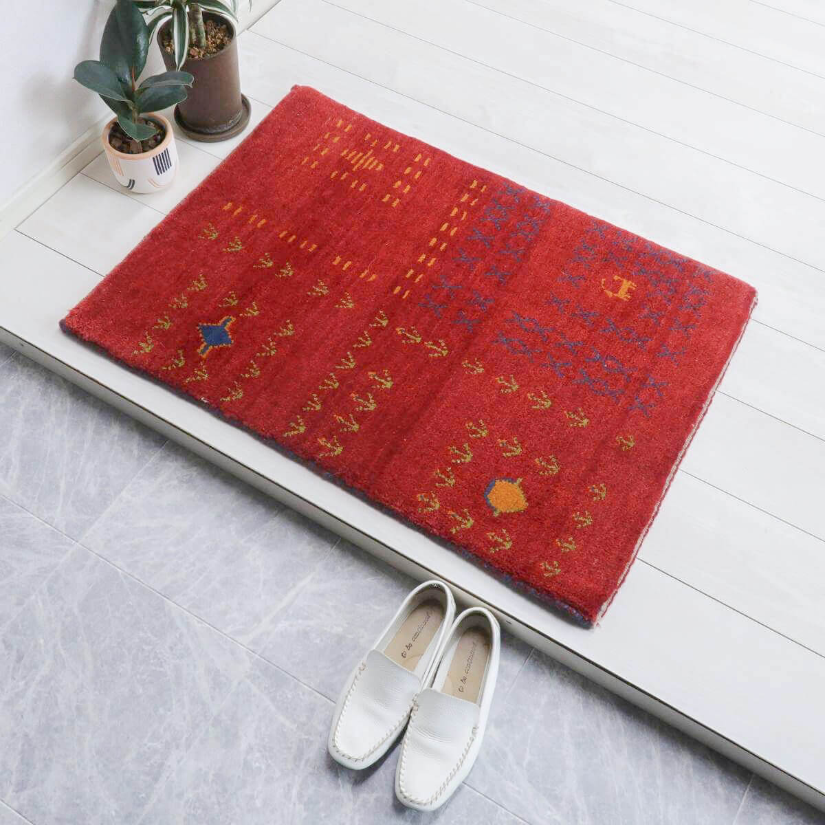 樂天商城 - ギャッベ イラン製 89×63cm 玄関サイズ アクセントラグ ウール100% 本物 高品質 イラン直輸入 手織り 天然素材 草木染め おしゃれインテリア かわいい シンプル モダン ナチュラル 北欧 ラグ 絨毯 マット ラグマット ギャベ 90 60 （BSS-11570）