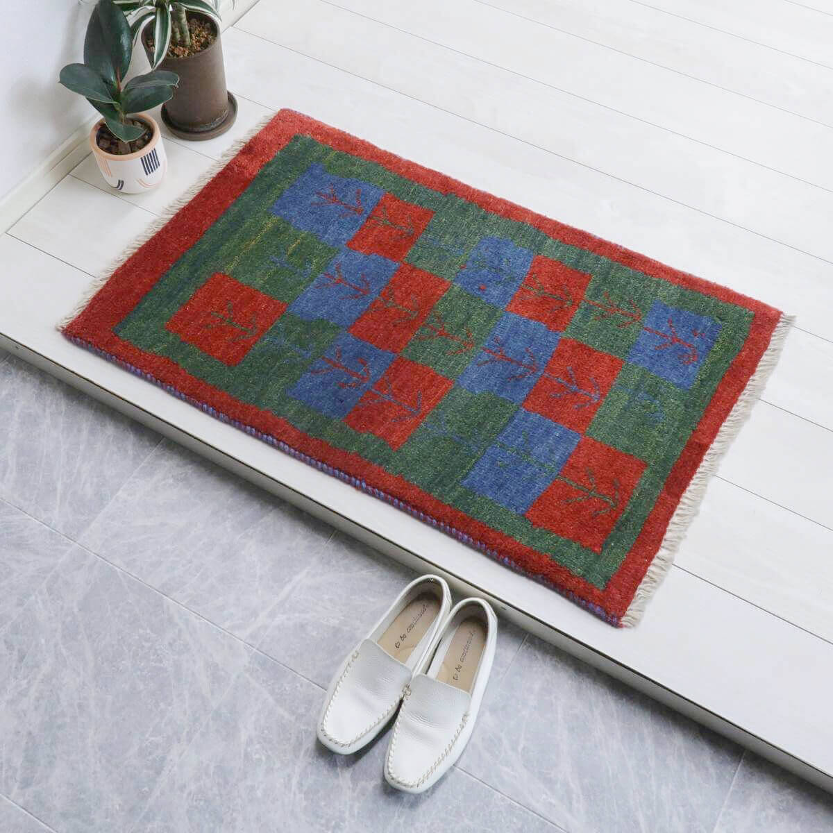 樂天商城 - ギャッベ イラン製 91×58cm 玄関サイズ アクセントラグ ウール100% 本物 イラン直輸入 手織り 羊毛 草木染め おしゃれ モダン ポップ 玄関マット キャンプマット 車中泊マット ガレージマット インテリア小物 90 60 （BSS-11572）