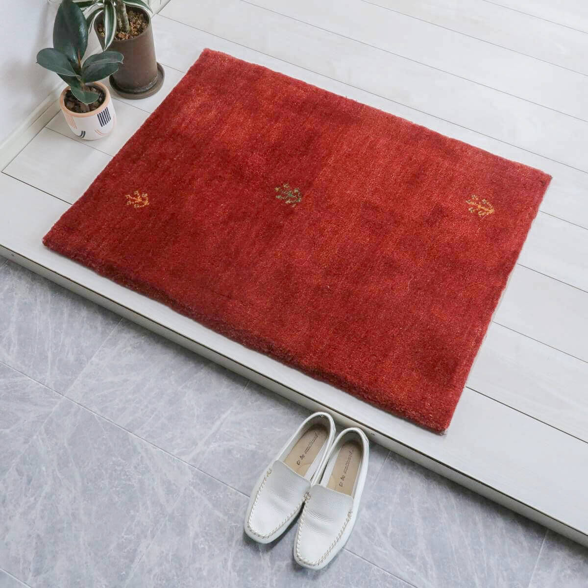 樂天商城 - ギャッベ イラン製 88×67cm 玄関マットサイズ ウール100% 本物 イラン直輸入 手織り 天然素材 草木染 羊毛 シンプル 植物 アクセントギャッベ インテリア小物 90 80 60 モダン ナチュラル 北欧 ラグマット ギャベ （BSS-11573）