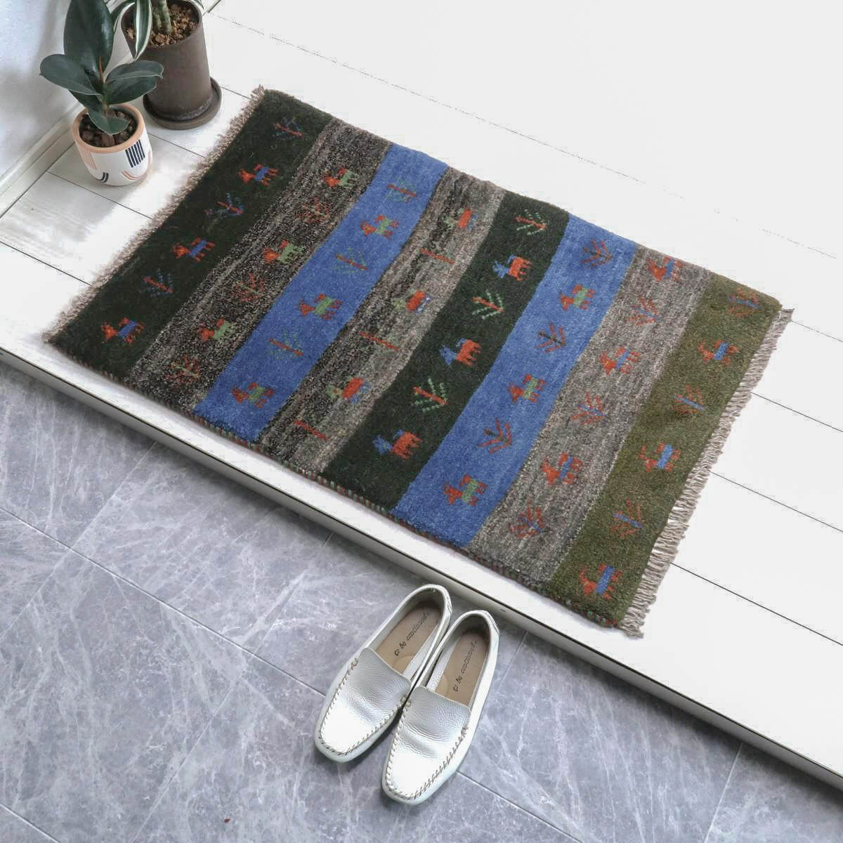 樂天商城 - ギャッベ イラン製 87×66cm 玄関サイズ 天然素材 ウール 100 草木染 おしゃれ かわいい モダン ナチュラル ボーダー ストライプ 動物 植物 アクセントギャッベ インテリア小物 80 60 北欧 ラグ 絨毯 マット ラグマット ギャベ （BSS-11588）