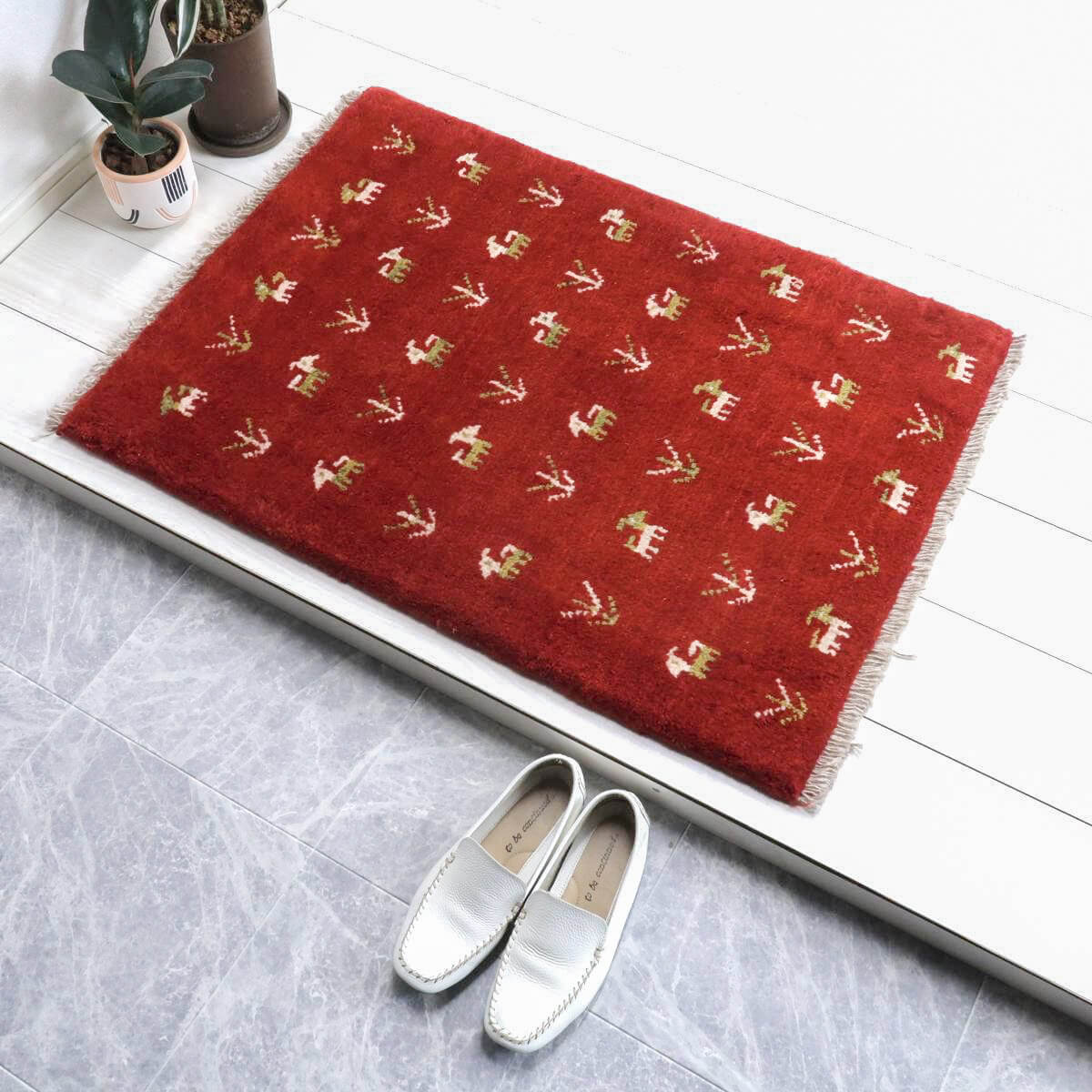Rakuten - ギャッベ イラン製 88×65cm 玄関サイズ ウール100% 本物 イラン直輸入 手織り 天然素材 草木染 動物 植物 アクセントギャッベ インテリア小物 80 60 かわいい モダン ナチュラル 北欧 ラグ 机下 マット ラグマット ギャベ （BSS-11591）