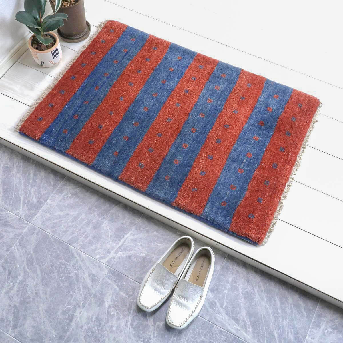 Rakuten - ギャッベ イラン製 89×63cm 玄関サイズ アクセントラグ ウール100% 本物 イラン直輸入 手織り 天然素材 草木染め おしゃれラグ 2トーンカラー ポップ ストライプ ボーダー 北欧 ラグマット ギャベ 室内 屋外 90 60 （BSS-11595）