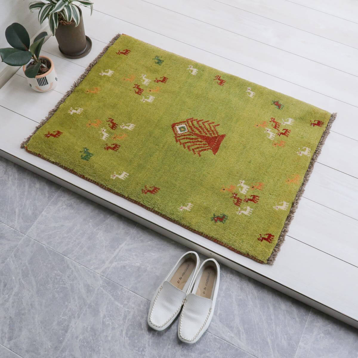Patterned - ギャッベ イラン製 89×65cm 玄関サイズ アクセントラグ ウール100% 本物 イラン直輸入 手織り 天然素材 ピスタチオグリーン 動物 植物 おしゃれインテリア モダン ナチュラル 北欧 ラグ 絨毯 マット ラグマット ギャベ 90 60 （BSS-11622）
