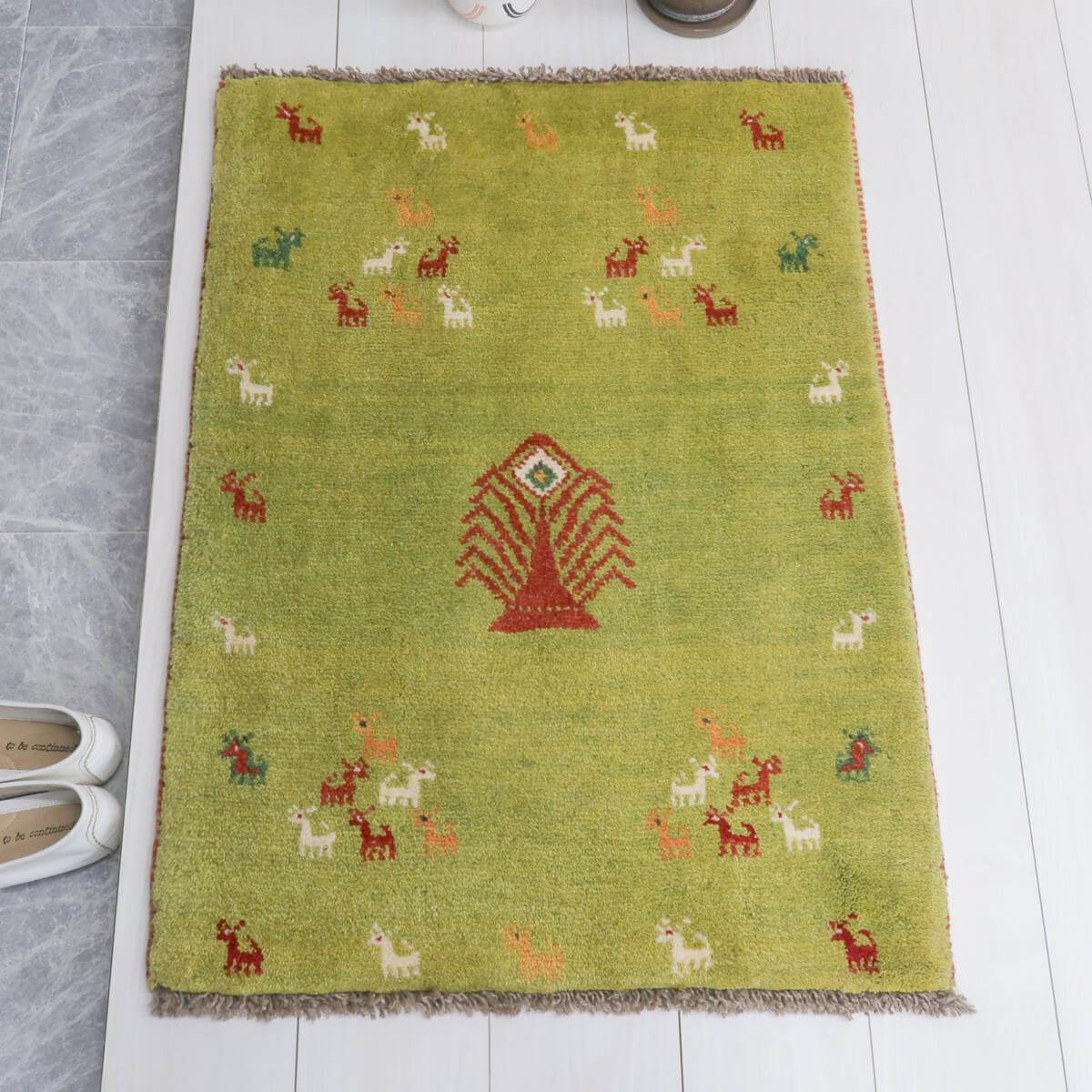 ギャッベ イラン製 89×65cm 玄関サイズ アクセントラグ ウール100% 本物 イラン直輸入 手織り 天然素材 ピスタチオグリーン 動物 植物 おしゃれインテリア モダン ナチュラル 北欧 ラグ 絨毯 マット ラグマット ギャベ 90 60 (BSS-11622) [2]