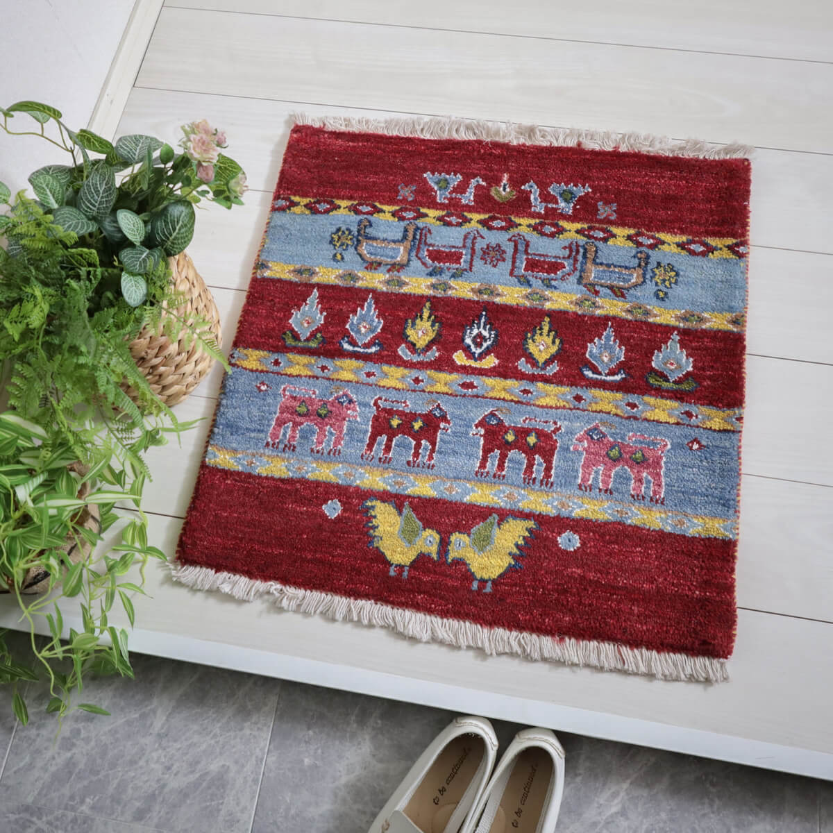 Rakuten - ギャッベ イラン製 リビングサイズ 63×63cm 手織り 天然 ウール100% 長方形 草木染 おしゃれ かわいい モダン ナチュラル 北欧 ラグ 絨毯 マット ラグマット ギャベ 床暖房対応 ホットカーペット対応 （HP-11930）