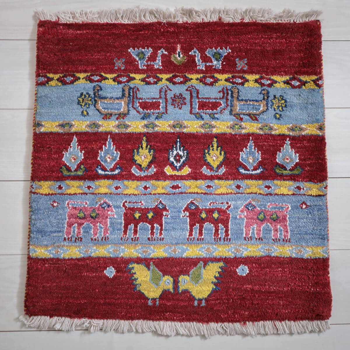 ギャッベ イラン製 リビングサイズ 63×63cm 手織り 天然 ウール100% 長方形 草木染 おしゃれ かわいい モダン ナチュラル 北欧 ラグ 絨毯 マット ラグマット ギャベ 床暖房対応 ホットカーペット対応 (HP-11930)